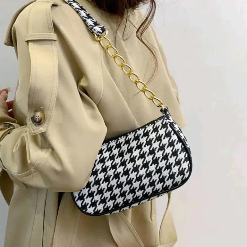 Chain shoulder bag